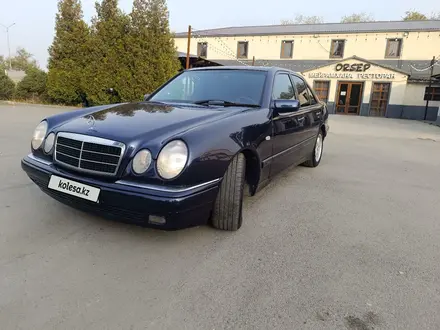 Mercedes-Benz E 320 1996 года за 3 800 000 тг. в Алматы – фото 2