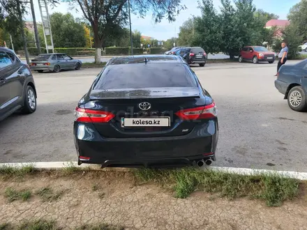 Toyota Camry 2019 года за 13 000 000 тг. в Актобе – фото 4