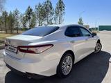 Toyota Camry 2019 года за 15 500 000 тг. в Караганда – фото 2