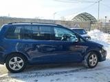 Volkswagen Touran 2009 года за 4 400 000 тг. в Сатпаев – фото 4