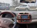 Toyota Camry 2003 года за 3 450 000 тг. в Актобе – фото 2