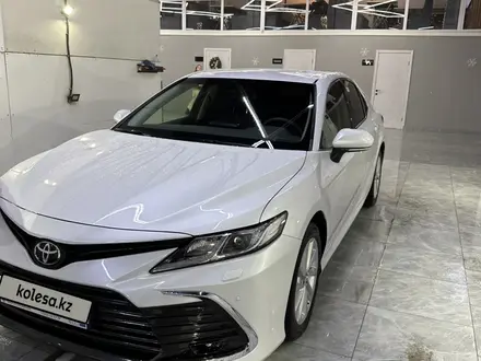 Toyota Camry 2023 года за 16 900 000 тг. в Семей – фото 2