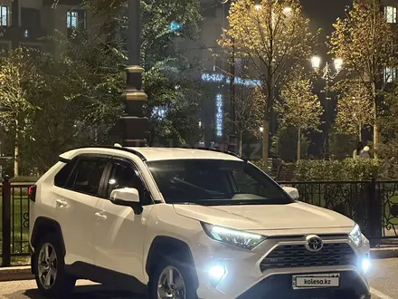 Toyota RAV4 2020 года за 14 500 000 тг. в Астана – фото 2