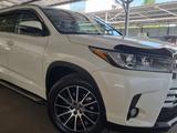 Toyota Highlander 2018 года за 23 700 000 тг. в Алматы – фото 2