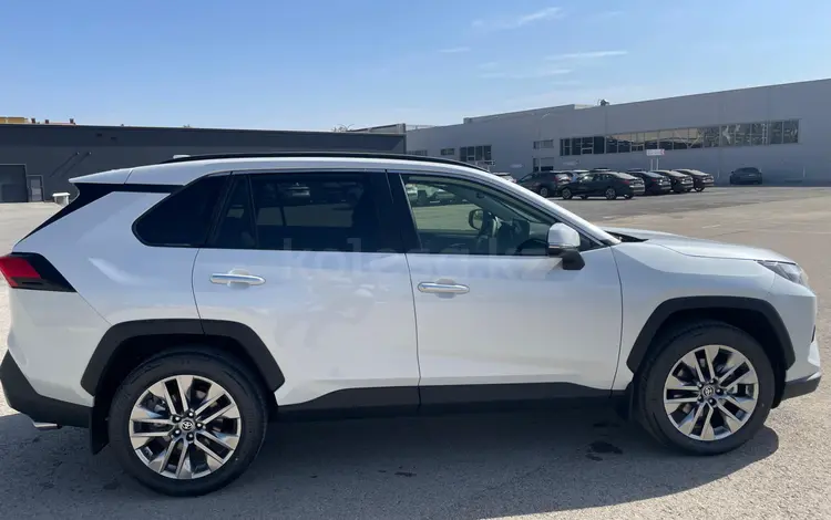Toyota RAV4 Luxe+ 2025 года за 21 500 000 тг. в Актобе