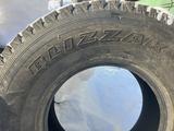 2 зимние шины Bridgestone Blizzak в хорошем состоянии за 50 000 тг. в Риддер – фото 2