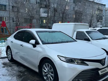 Toyota Camry 2019 года за 13 500 000 тг. в Павлодар – фото 2