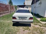 Mercedes-Benz E 200 1993 года за 600 000 тг. в Отеген-Батыр – фото 2