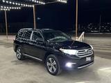 Toyota Highlander 2013 годаfor9 000 000 тг. в Атырау