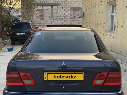 Mercedes-Benz E 320 1997 года за 2 400 000 тг. в Жанаозен – фото 4