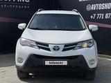 Toyota RAV4 2015 года за 9 690 000 тг. в Актобе – фото 2