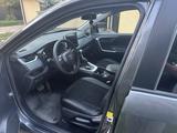 Toyota RAV4 2021 года за 13 800 000 тг. в Уральск – фото 3