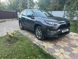 Toyota RAV4 2021 года за 13 800 000 тг. в Уральск – фото 2