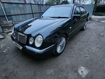 Mercedes-Benz E 320 1997 года за 5 200 000 тг. в Алматы – фото 2
