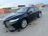 Toyota Camry 2019 года за 16 500 000 тг. в Атырау – фото 2