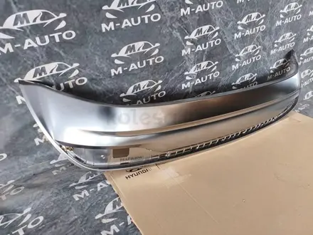 Накладка на задний бампер ХРОМ новый ОРИГИНАЛ SANTAFE TM (20-23) за 160 000 тг. в Шымкент – фото 3