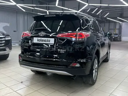 Toyota RAV4 2018 года за 15 000 000 тг. в Уральск – фото 3