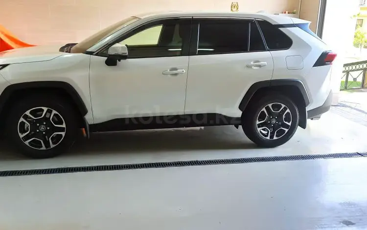 Toyota RAV4 2023 года за 19 000 000 тг. в Алматы