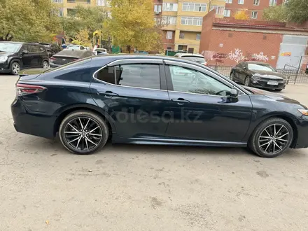 Toyota Camry 2021 года за 14 300 000 тг. в Астана – фото 5