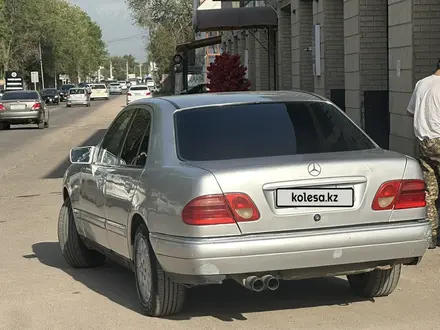 Mercedes-Benz E 230 1995 года за 1 960 634 тг. в Алматы – фото 2