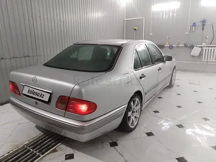 Mercedes-Benz E 320 1999 года за 3 900 000 тг. в Аральск – фото 4