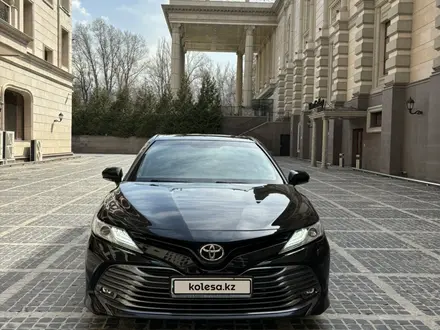 Toyota Camry 2019 года за 13 100 000 тг. в Алматы – фото 2