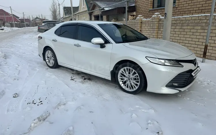 Toyota Camry 2018 года за 13 500 000 тг. в Астана