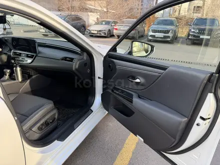 Lexus ES 250 2022 года за 23 500 000 тг. в Алматы – фото 8