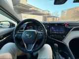 Toyota Camry 2018 года за 8 000 000 тг. в Жанаозен – фото 3