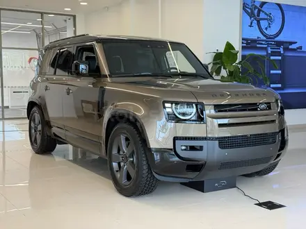 Land Rover Defender X-Dynamic SE 2026 года за 74 244 000 тг. в Караганда