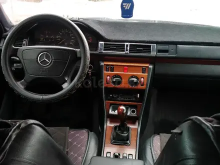 Mercedes-Benz E 200 1993 года за 1 750 000 тг. в Жезказган – фото 2