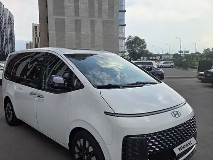 Hyundai Staria 2022 года за 20 444 444 тг. в Алматы – фото 2