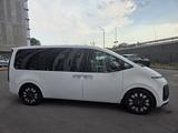 Hyundai Staria 2022 года за 20 444 444 тг. в Алматы – фото 3