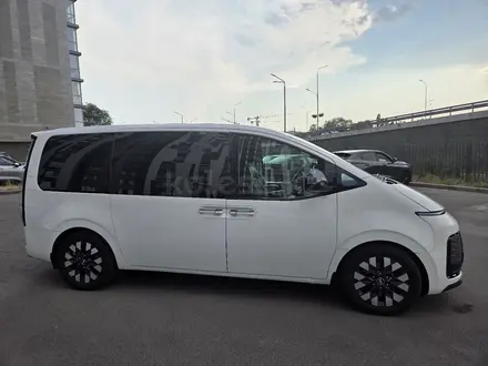 Hyundai Staria 2022 года за 20 444 444 тг. в Алматы – фото 3