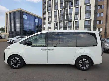 Hyundai Staria 2022 года за 20 444 444 тг. в Алматы – фото 4