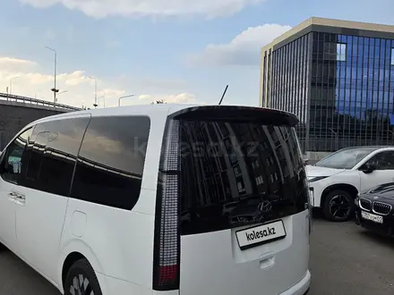 Hyundai Staria 2022 года за 20 444 444 тг. в Алматы – фото 5