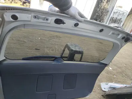 Крышка багажника на toyota avensis за 741 тг. в Алматы – фото 2