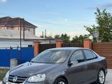 Volkswagen Jetta 2010 года за 3 750 000 тг. в Атырау – фото 2