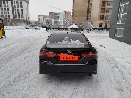 Toyota Camry 2019 года за 13 900 000 тг. в Астана – фото 4