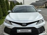 Toyota Camry 2021 года за 14 400 000 тг. в Шымкент – фото 2