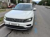 Volkswagen Tiguan 2018 года за 13 000 000 тг. в Алматы