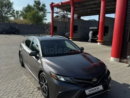 Toyota Camry 2021 года за 13 800 000 тг. в Алматы – фото 2