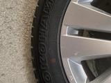 Комплект шин с дисками, резина Yokohama. за 200 000 тг. в Алматы – фото 2