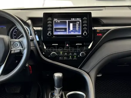 Toyota Camry 2021 года за 9 300 000 тг. в Актау – фото 11