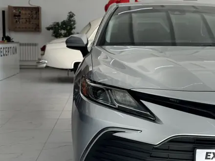 Toyota Camry 2021 года за 9 300 000 тг. в Актау – фото 2