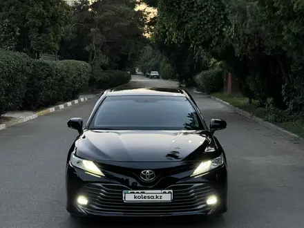 Toyota Camry 2019 года за 13 700 000 тг. в Алматы – фото 2