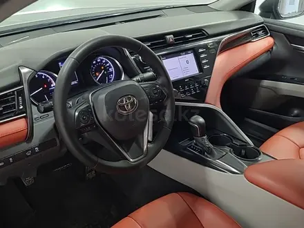 Toyota Camry 2020 года за 9 990 000 тг. в Алматы – фото 12