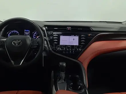 Toyota Camry 2020 года за 9 990 000 тг. в Алматы – фото 14