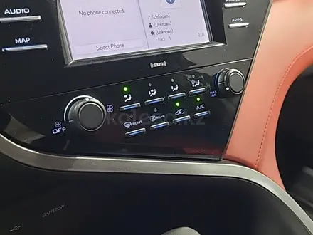Toyota Camry 2020 года за 9 990 000 тг. в Алматы – фото 18