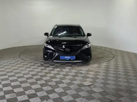 Toyota Camry 2020 года за 9 990 000 тг. в Алматы – фото 2